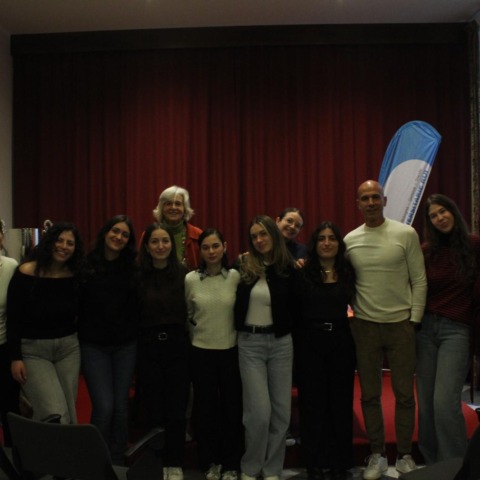 Foto di gruppo con l'ospite